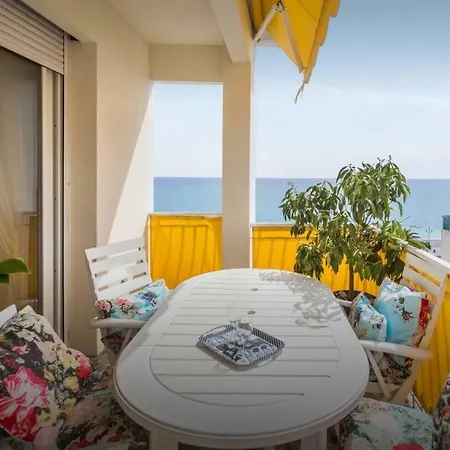 Stunning 2 Bed Flat Front Of The Beach Seaview * Nice