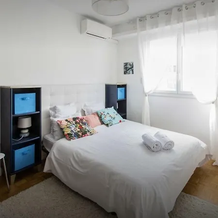 Stunning 2 Bed Flat Apartment *