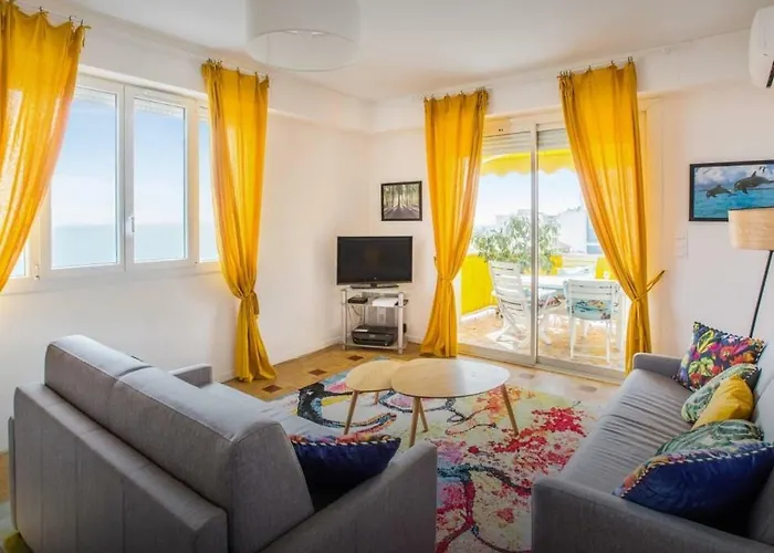 Apartmán Stunning 2 Bed Flat Front Of The Beach Seaview Nice