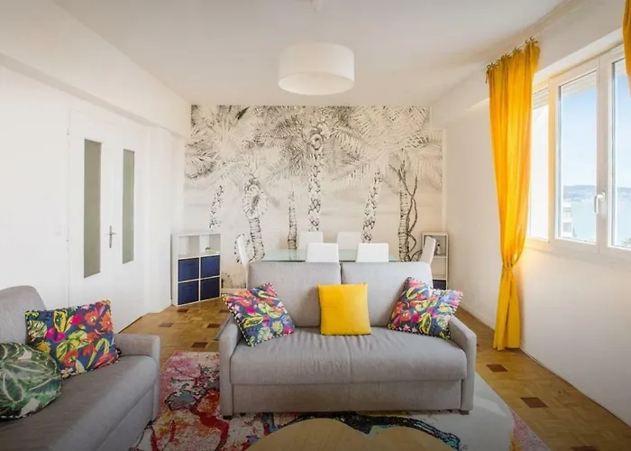 Apartment Stunning 2 Bed Flat Front Of The Beach Seaview Nice