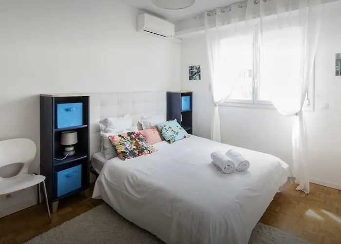 Stunning 2 Bed Flat Front Of The Beach Seaview شقة *